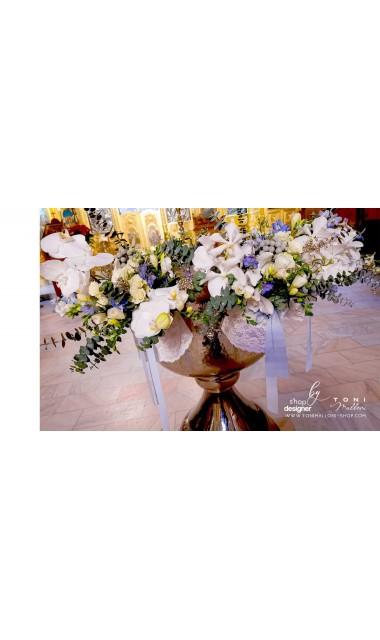 Decor cristelnita botez cu frezii si orhidee albe eucalipt si alte flori secundare 4